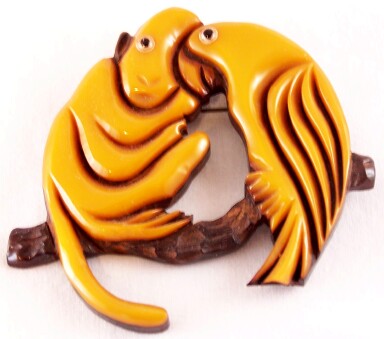 BP84 butterscotch bakelite on wood monkey/parrot pin